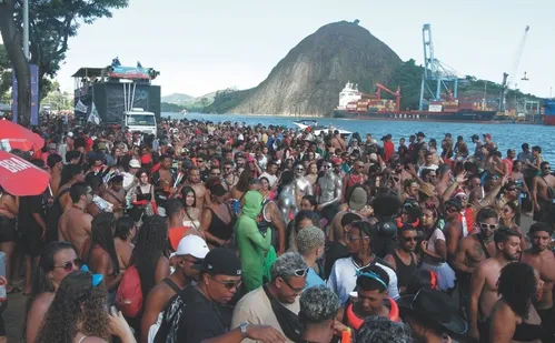 
          Imagem ilustrativa da imagem Coisas de Negres: bloco contra o preconceito toma conta do Centro de Vitória
          