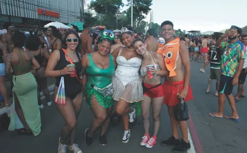 
          Imagem ilustrativa da imagem Coisas de Negres: bloco contra o preconceito toma conta do Centro de Vitória
          