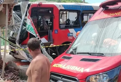 
          Imagem ilustrativa da imagem Colisão entre ônibus e BRT deixa 21 feridos no RJ
          