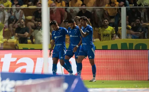 
          Imagem ilustrativa da imagem Com pênalti polêmico, Cruzeiro busca empate contra Mirassol e soma primeiro ponto
          