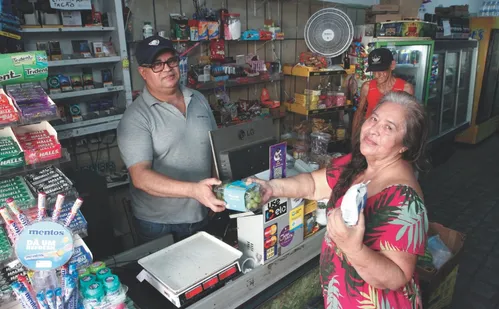 
          Imagem ilustrativa da imagem Com supermercados fechados, mercados familiares vão ampliar horário aos domingos
          