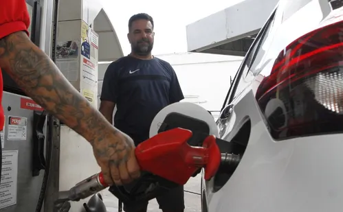 
          Imagem ilustrativa da imagem Com temor por aumento de combustíveis, capixabas aproveitam para encher o tanque
          