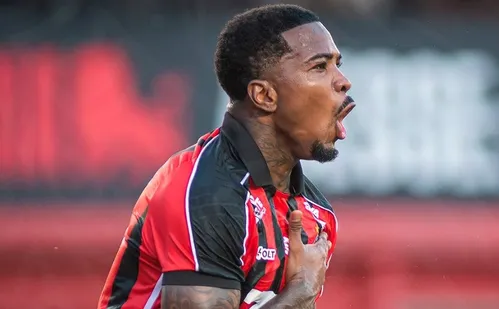 
          Imagem ilustrativa da imagem Com um a mais, Vitória ganha de um apático São Paulo em Salvador
          