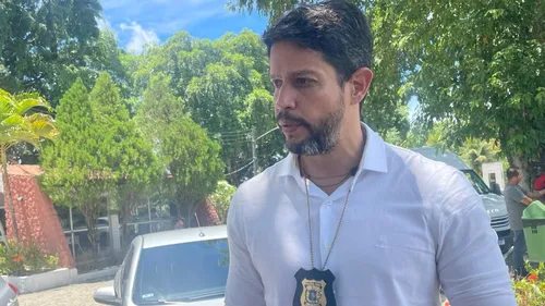 
          Imagem ilustrativa da imagem Comissário morto a tiros é enterrado em Olinda; principal linha é latrocínio
          