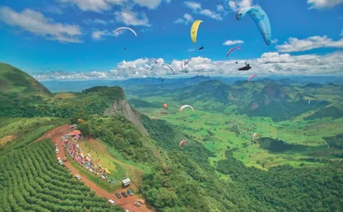 
          Imagem ilustrativa da imagem Competição de parapente colore o céu de Castelo com pilotos de 22 países
          