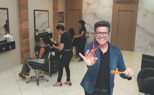 
          Imagem ilustrativa da imagem Corte de cabelo faz a diferença e "pode rejuvenescer"
          