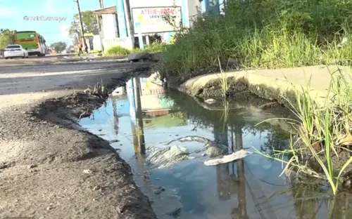 
          Imagem ilustrativa da imagem Crateras e abandono: população sofre com rastro de destruição em avenida de Olinda
          