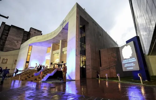 
          Imagem ilustrativa da imagem Cursos gratuitos na Alepe abrem portas para o mercado; saiba horários e detalhes
          