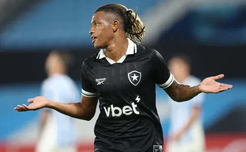 
          Imagem ilustrativa da imagem Danilo marca nos acréscimos e Botafogo vence a 1ª com novo treinador
          