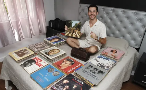 
          Imagem ilustrativa da imagem De vinis ao crochê, objetos antigos caem no gosto dos jovens
          