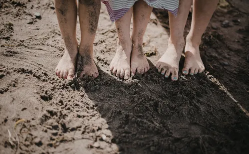 
          Imagem ilustrativa da imagem Deitar e brincar na terra, na grama e na areia pode causar doenças
          