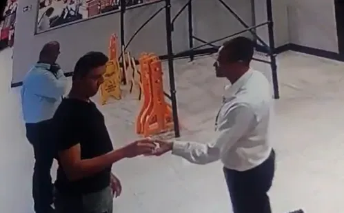 
          Imagem ilustrativa da imagem Delegado da Polícia Federal é flagrado furtando produto em supermercado no Recife
          