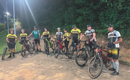 
          Imagem ilustrativa da imagem Desafios à noite: conheça os atletas que se aventuram no mar no período noturno
          