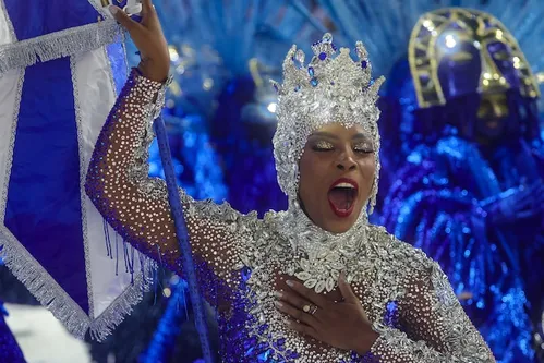 
          Imagem ilustrativa da imagem Desfile das campeãs do carnaval do Rio: onde a bandeira das escolas é mais do que um adereço
          