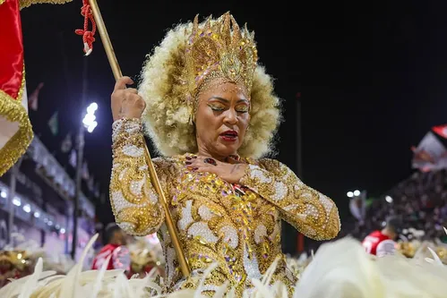 
          Imagem ilustrativa da imagem Desfile das campeãs do carnaval do Rio: onde a bandeira das escolas é mais do que um adereço
          
