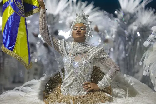 
          Imagem ilustrativa da imagem Desfile das campeãs do carnaval do Rio: onde a bandeira das escolas é mais do que um adereço
          