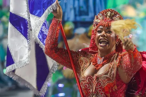 
          Imagem ilustrativa da imagem Desfile das campeãs do carnaval do Rio: onde a bandeira das escolas é mais do que um adereço
          