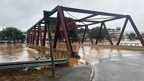 
          Imagem ilustrativa da imagem Destruição, calamidade pública e bairros ilhados; veja imagens de Juiz de Fora
          