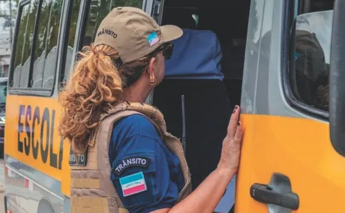 
          Imagem ilustrativa da imagem Detran dá dicas para evitar dor de cabeça na hora de escolher a van escolar
          