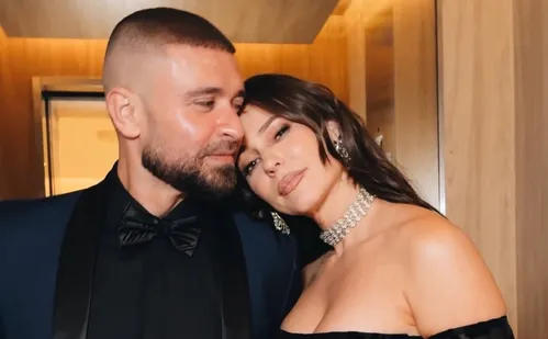 
          Imagem ilustrativa da imagem Diogo Nogueira homenageia Paolla Oliveira em show no Rio: 'Amor se transforma'
          