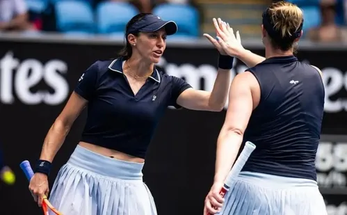
          Imagem ilustrativa da imagem Dupla de Stefani vence 2º jogo e vai às quartas do WTA 1000 de Doha
          