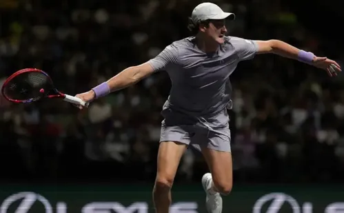 
          Imagem ilustrativa da imagem Dupla de Stefani vence 2º jogo e vai às quartas do WTA 1000 de Doha
          