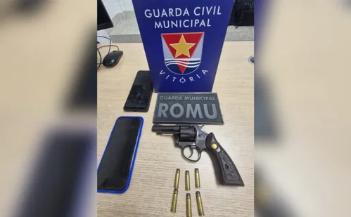 
          Imagem ilustrativa da imagem Dupla é presa ao tentar subornar guardas com arma ilegal
          