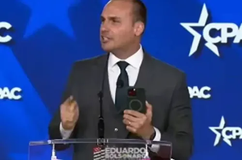 
          Imagem ilustrativa da imagem Eduardo Bolsonaro diz gravar vídeo para o pai, mas Moraes barrou celular
          