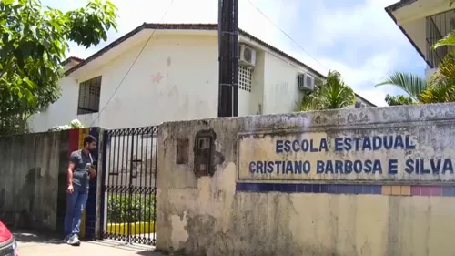 
          Imagem ilustrativa da imagem Em casa, jovem esfaqueada em Barreiros faz fisioterapia para recuperar movimentos
          