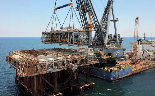 
          Imagem ilustrativa da imagem Empregos no setor de petróleo com salário de até R$ 40 mil no ES
          