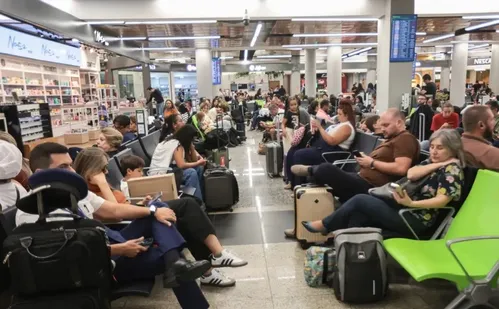 
          Imagem ilustrativa da imagem Empresas aéreas dizem prestar apoio a passageiros afetados por falha em SP
          