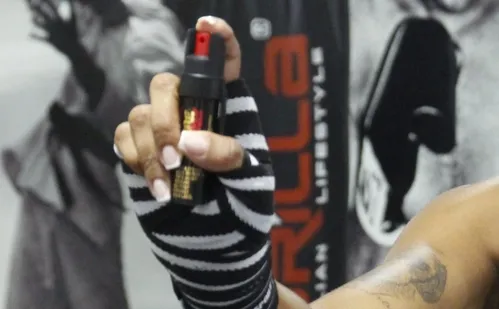 
          Imagem ilustrativa da imagem Entenda regras para mulheres usarem spray de pimenta para defesa pessoal
          