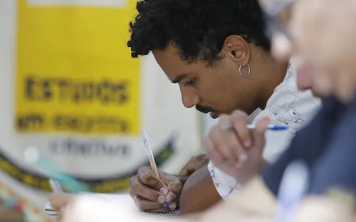 
          Imagem ilustrativa da imagem Entre cafés e cadernos, histórias ganham voz em Areias
          