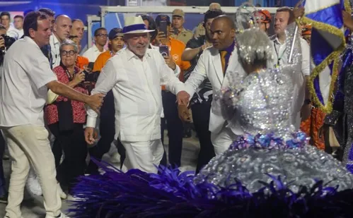 
          Imagem ilustrativa da imagem Escola que homenageou Lula no carnaval do Rio é rebaixada; veja como foi o desfile
          