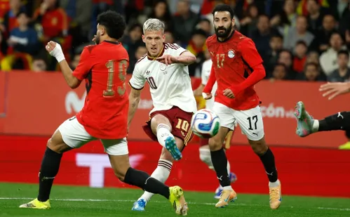 
          Imagem ilustrativa da imagem Espanha poupa titulares e apenas empata com o Egito; Holanda e Inglaterra frustram
          