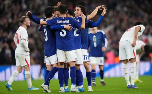 
          Imagem ilustrativa da imagem Espanha poupa titulares e apenas empata com o Egito; Holanda e Inglaterra frustram
          