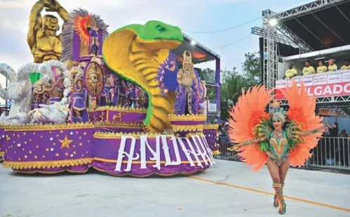 
          Imagem ilustrativa da imagem Espetáculo de luzes e criatividade no 2º dia de desfiles do Carnaval de Vitória
          