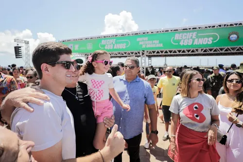 
          Imagem ilustrativa da imagem Esquadrilha da Fumaça colore o céu do Recife em celebração aos 489 anos da capital
          