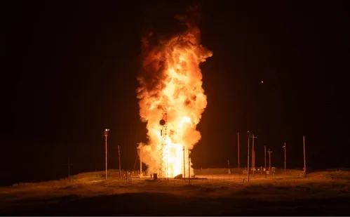 
          Imagem ilustrativa da imagem Estados Unidos testam míssil nuclear em meio à guerra no Irã
          