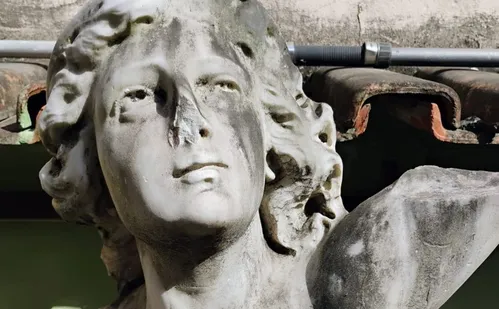 
          Imagem ilustrativa da imagem Estátua perdida há 47 anos é encontrada em quintal de casa em Vila Velha
          