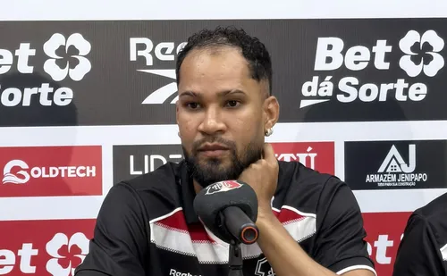 
          Imagem ilustrativa da imagem Everaldo vive expectativa de estreia contra o Amazonas
          