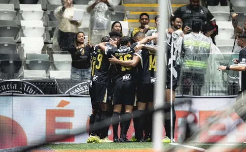 
          Imagem ilustrativa da imagem Everson brilha, Atlético-MG afunda Internacional e desencanta no Brasileirão
          