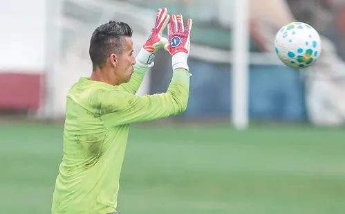 
          Imagem ilustrativa da imagem Ex-goleiros sugerem Fábio, do Fluminense, na Copa do Mundo
          