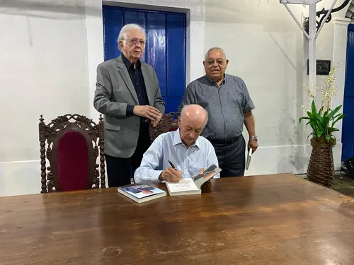 
          Imagem ilustrativa da imagem Ex-ministro José Jorge lança livro em evento prestigiado na APL
          