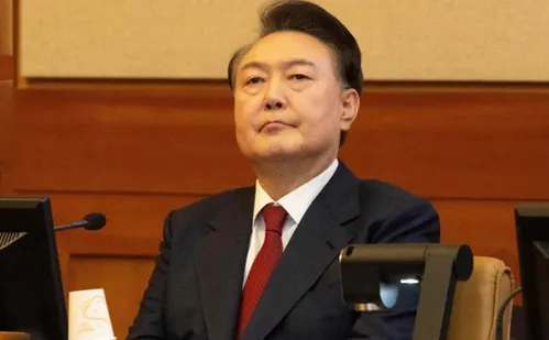 
          Imagem ilustrativa da imagem Ex-presidente da Coreia do Sul é condenado à prisão perpétua por impor lei marcial
          