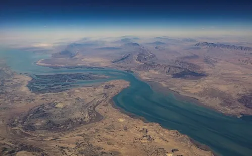 
          Imagem ilustrativa da imagem Exportadores buscam novas rotas em meio a fechamento do Estreito de Ormuz
          