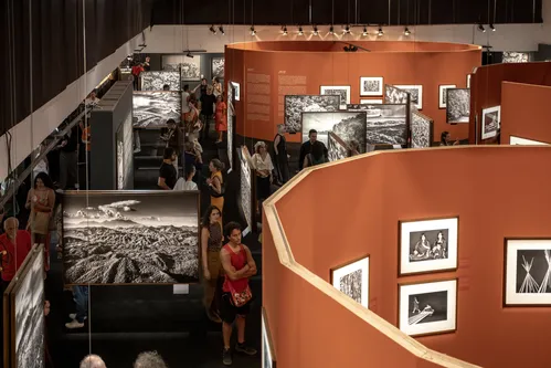 
          Imagem ilustrativa da imagem Exposição “Amazônia”, de Sebastião Salgado, movimenta o Cais das Artes, em Vitória
          