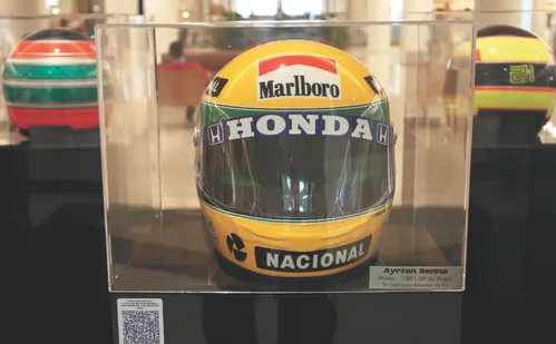 
          Imagem ilustrativa da imagem Exposição “As Cores da Velocidade” exibe capacetes de pilotos históricos
          