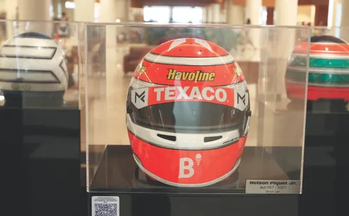 
          Imagem ilustrativa da imagem Exposição “As Cores da Velocidade” exibe capacetes de pilotos históricos
          