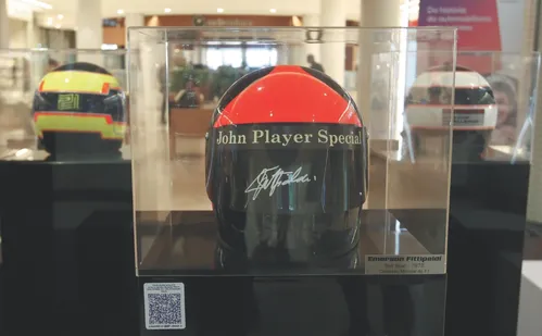 
          Imagem ilustrativa da imagem Exposição “As Cores da Velocidade” exibe capacetes de pilotos históricos
          